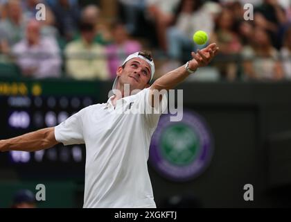 9 luglio 2024; All England Lawn Tennis and Croquet Club, Londra, Inghilterra; Wimbledon Tennis Tournament, 9° giorno; Tommy Paul (USA) serve a Carlos Alcaraz (ESP), match di quarto di finale maschile Foto Stock