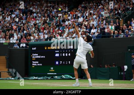 9 luglio 2024; All England Lawn Tennis and Croquet Club, Londra, Inghilterra; Wimbledon Tennis Tournament, 9° giorno; Carlos Alcaraz (ESP) serve a Tommy Paul (USA), match di quarto di finale maschile Foto Stock