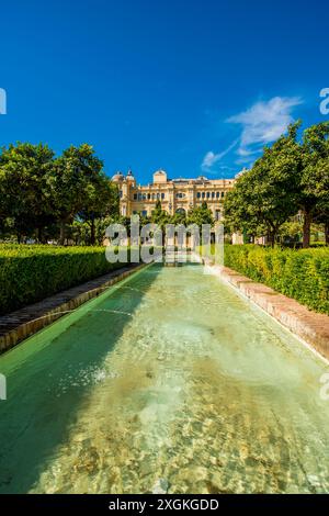 Fontana nei Giardini Pedro Luis Alonso (Jardines de Pedro Luis Alonso) e l'Ayuntamiento de Málaga (Municipio di Malaga) , Malaga, spagna. Foto Stock