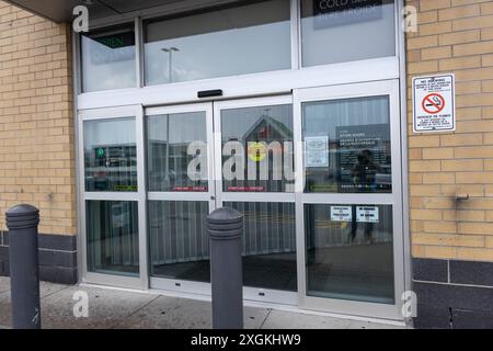 Ottawa, Ontario, Canada - 9 luglio 2024 tutti i negozi LCBO sono chiusi per sciopero regionale. Questo negozio è chiuso mentre le negoziazioni si svolgono il giorno 5. Con un parcheggio vuoto, i produttori di birra locali portano con sé più contanti. Questo negozio si trova al Gloucester Centre 1130 Blair Rd Ottawa. Crediti: Tim Bolton-Gowling / Alamy Live News Foto Stock