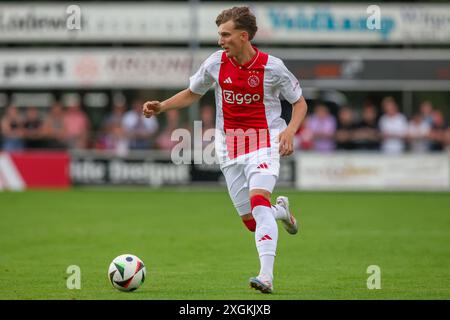 Oldebroek, Paesi Bassi. 9 luglio 2024. OLDEBROEK, PAESI BASSI - 9 LUGLIO: Mika Godts dell'AFC Ajax durante l'amichevole di pre-stagione tra AFC Ajax e STVV allo Sportpark Bovenmolen il 9 luglio 2024 a Oldebroek, Paesi Bassi. (Foto di Ben Gal/Orange Pictures) credito: Orange Pics BV/Alamy Live News Foto Stock