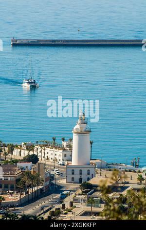 Il faro la Farola de Málaga nel porto, Malaga, Spagna. Foto Stock