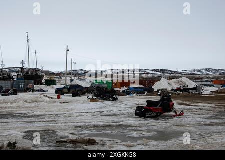 Motoslitte conservate sulla spiaggia di Frobisher Bay a Iqaluit, Nunavut, Canada Foto Stock