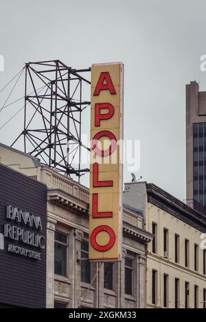 Segno verticale al neon dell'iconico Apollo Theater sulla 125th Street ad Harlem; leggendario luogo di ritrovo musicale e punto di riferimento storico a New York City, New York, USA Foto Stock