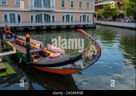 Giro in barca attraverso i canali a bordo di una colorata e tradizionale barca Moliceiro, Aveiro, Portogallo Foto Stock