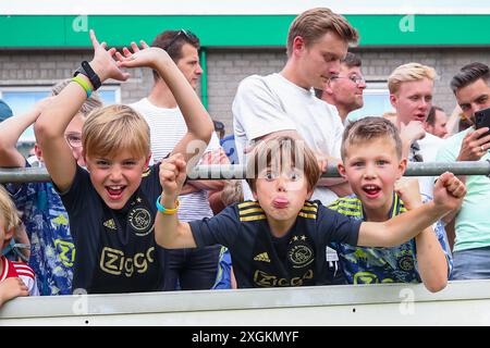 Oldebroek, Paesi Bassi. 9 luglio 2024. OLDEBROEK, PAESI BASSI - 9 LUGLIO: Ajaxfans durante l'amichevole di pre-stagione tra AFC Ajax e STVV allo Sportpark Bovenmolen il 9 luglio 2024 a Oldebroek, Paesi Bassi. (Foto di Ben Gal/Orange Pictures) credito: Orange Pics BV/Alamy Live News Foto Stock