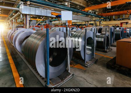 Rotolo di lamiere di acciaio zincato in una fabbrica di lavorazione dei metalli. Foto Stock