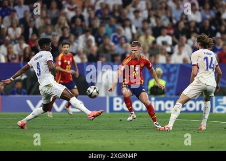 Aurelien Tchouameni (Francia) Dani Olmo (Spagna) Adrien Rabiot (Francia) durante la partita di UEFA Euro Germania 2024 tra Spagna 2-1 e Francia alla Monaco Football Arena il 9 luglio 2024 a Monaco, Germania. Crediti: Maurizio Borsari/AFLO/Alamy Live News Foto Stock