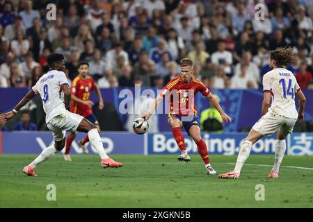 Aurelien Tchouameni (Francia) Dani Olmo (Spagna) Adrien Rabiot (Francia) durante la partita di UEFA Euro Germania 2024 tra Spagna 2-1 e Francia alla Monaco Football Arena il 9 luglio 2024 a Monaco, Germania. Crediti: Maurizio Borsari/AFLO/Alamy Live News Foto Stock