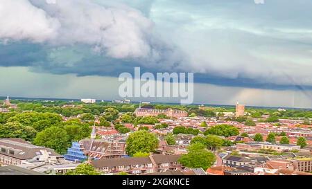 Beeindruckende Shelf-Cloud sorgt für schweres Gewitter über Niederlande: Weltuntergangsstimmung am Dienstagabend über Holland - Blitzeinschläge und Gewitterfront am Nachthimmel Beeindruckende Shelf-Cloud sorgt für schweres Gewitter über Niederlande: Weltuntergangsstimmung am Dienstagabend über Holland - Blitzeinschläge und Gewitterfront am Nachthimmel Foto Stock