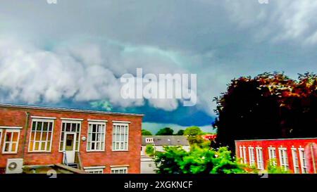 Beeindruckende Shelf-Cloud sorgt für schweres Gewitter über Niederlande: Weltuntergangsstimmung am Dienstagabend über Holland - Blitzeinschläge und Gewitterfront am Nachthimmel Beeindruckende Shelf-Cloud sorgt für schweres Gewitter über Niederlande: Weltuntergangsstimmung am Dienstagabend über Holland - Blitzeinschläge und Gewitterfront am Nachthimmel Foto Stock