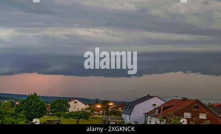 Beeindruckende Shelf-Cloud sorgt für schweres Gewitter über Niederlande: Weltuntergangsstimmung am Dienstagabend über Holland - Blitzeinschläge und Gewitterfront am Nachthimmel Beeindruckende Shelf-Cloud sorgt für schweres Gewitter über Niederlande: Weltuntergangsstimmung am Dienstagabend über Holland - Blitzeinschläge und Gewitterfront am Nachthimmel Foto Stock