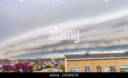 Beeindruckende Shelf-Cloud sorgt für schweres Gewitter über Niederlande: Weltuntergangsstimmung am Dienstagabend über Holland - Blitzeinschläge und Gewitterfront am Nachthimmel Beeindruckende Shelf-Cloud sorgt für schweres Gewitter über Niederlande: Weltuntergangsstimmung am Dienstagabend über Holland - Blitzeinschläge und Gewitterfront am Nachthimmel Foto Stock