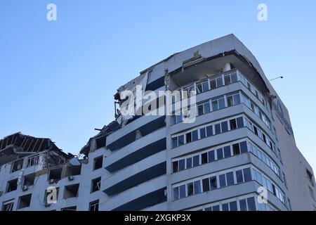 Kiev, Ucraina. 9 luglio 2024. La facciata di un edificio residenziale a più piani distrutto nel distretto di Solomyansky, a seguito di un attacco missilistico russo a Kiev. La mattina, l'esercito russo ha effettuato un attacco missilistico di massa alle città ucraine di Kiev, Dnipro, Kryvyi Rih, Sloviansk, Kramatorsk, utilizzando più di 40 missili di vario tipo. A Kiev, edifici residenziali, infrastrutture e ospedale per bambini "Okhmatdyt" sono stati danneggiati. I soccorritori continuano a cercare persone sotto le macerie. (Foto di Aleksandr Gusev/SOPA Images/Sipa USA) credito: SIPA USA/Alamy Live News Foto Stock