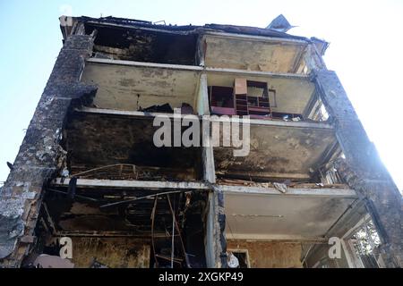 Kiev, Ucraina. 9 luglio 2024. Un edificio residenziale a cinque piani visto in rovina nel quartiere Holosiivskyi a seguito di un attacco missilistico russo a Kiev. La mattina, l'esercito russo ha effettuato un attacco missilistico di massa alle città ucraine di Kiev, Dnipro, Kryvyi Rih, Sloviansk, Kramatorsk, utilizzando più di 40 missili di vario tipo. A Kiev, edifici residenziali, infrastrutture e ospedale per bambini "Okhmatdyt" sono stati danneggiati. I soccorritori continuano a cercare persone sotto le macerie. (Foto di Aleksandr Gusev/SOPA Images/Sipa USA) credito: SIPA USA/Alamy Live News Foto Stock