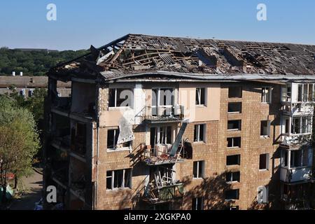 Kiev, Ucraina. 9 luglio 2024. La facciata di un edificio residenziale a più piani distrutto nel distretto di Solomyansky, a seguito di un attacco missilistico russo a Kiev. La mattina, l'esercito russo ha effettuato un attacco missilistico di massa alle città ucraine di Kiev, Dnipro, Kryvyi Rih, Sloviansk, Kramatorsk, utilizzando più di 40 missili di vario tipo. A Kiev, edifici residenziali, infrastrutture e ospedale per bambini "Okhmatdyt" sono stati danneggiati. I soccorritori continuano a cercare persone sotto le macerie. (Foto di Aleksandr Gusev/SOPA Images/Sipa USA) credito: SIPA USA/Alamy Live News Foto Stock