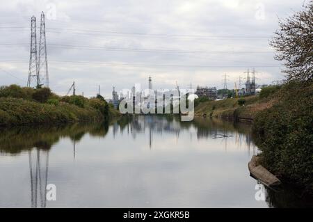 Visualizza lungo il tessitore navigazione verso lo stabilimento di produzione di fluorite Koura Global, Runcorn, Cheshire Foto Stock