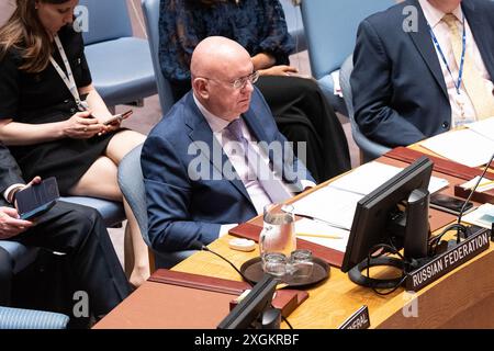 New York, New York, Stati Uniti. 9 luglio 2024. L'Ambasciatore Vassily Nebenzia della Russia presiede in veste di Presidente del Consiglio di sicurezza per il mese di luglio per la riunione di emergenza del Consiglio di sicurezza presso la sede delle Nazioni Unite a New York. L'incontro è stato chiamato dopo che la Russia ha bombardato molti luoghi civili in Ucraina l'8 luglio 2024, compreso l'ospedale pediatrico di Kiev. La Russia ha affermato che l'esplosione è stata causata da un missile ucraino di difesa aerea, ma l'ONU ha detto che è molto probabile che ci fosse Mosca dietro l'attacco. Un filmato e una valutazione del sito indicano che l'edificio è stato colpito direttamente da un russo Foto Stock