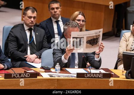 New York, New York, Stati Uniti. 9 luglio 2024. L'ambasciatore ucraino Sergiy Kyslytsya parla mentre tiene una foto dei resti del missile X-1 che ha colpito l'ospedale pediatrico di Kiev durante la riunione del Consiglio di sicurezza di emergenza presso la sede delle Nazioni Unite a New York. L'incontro è stato chiamato dopo che la Russia ha bombardato molti luoghi civili in Ucraina l'8 luglio 2024, compreso l'ospedale pediatrico di Kiev. La Russia ha affermato che l'esplosione è stata causata da un missile ucraino di difesa aerea, ma l'ONU ha detto che è molto probabile che ci fosse Mosca dietro l'attacco. Il video e una valutazione del sito indicavano che l'edificio era di Foto Stock