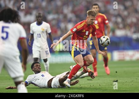 Dani Olmo (Spagna) Aurelien Tchouameni (Francia) durante la partita UEFA Euro Germania 2024 tra Spagna 2-1 e Francia alla Munich Football Arena il 9 luglio 2024 a Monaco, Germania. Crediti: Maurizio Borsari/AFLO/Alamy Live News Foto Stock