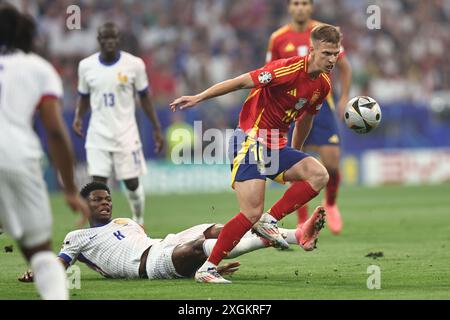 Dani Olmo (Spagna) Aurelien Tchouameni (Francia) durante la partita UEFA Euro Germania 2024 tra Spagna 2-1 e Francia alla Munich Football Arena il 9 luglio 2024 a Monaco, Germania. Crediti: Maurizio Borsari/AFLO/Alamy Live News Foto Stock