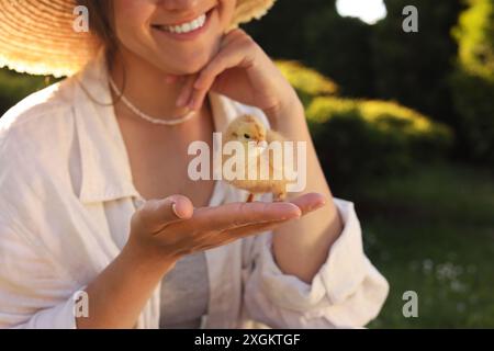 Donna che tiene una bella ragazza all'aperto, focalizzazione selettiva Foto Stock