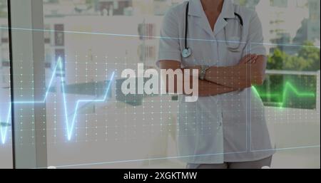 Immagine di frequenza cardiaca montior contro ritratto di medico donna caucasico sorridente in ospedale Foto Stock