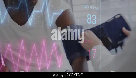 Immagine del cardiofrequenzimetro nella sezione centrale del medico che controlla la pressione sanguigna del paziente Foto Stock