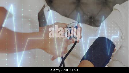 Immagine del cardiofrequenzimetro nella sezione centrale del medico che controlla la pressione sanguigna del paziente Foto Stock