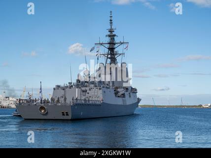 Il cacciatorpediniere HMAS Sydney della Royal Australian Navy classe Hobart (DDG 42), parte dalla Joint base Pearl Harbor-Hickam, Hawaii, per iniziare la fase di integrazione della forza dell'esercitazione Rim of the Pacific (RIMPAC) 2024, 8 luglio. Ventinove nazioni, 40 navi di superficie, tre sottomarini, 14 forze terrestri nazionali, più di 150 aerei e 25.000 membri del personale partecipano al RIMPAC nelle e intorno alle isole Hawaii, dal 27 giugno al 1 agosto. Il RIMPAC, il più grande esercizio marittimo internazionale al mondo, offre un'opportunità di formazione unica, promuovendo e sostenendo le relazioni di cooperazione tra i partecipanti Foto Stock