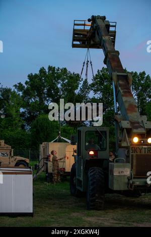 I soldati della Guardia Nazionale dell'Arkansas assegnati alla 77th Theater Aviation Brigade abbattono le tende e le caricano come conclude Warfighter 24-4. Warfighter 24-4 è un'esercitazione multi-stato condotta dalla Guardia Nazionale dell'Esercito per testare e addestrarsi per la preparazione alla battaglia. Durante l'esercitazione, eseguirono più missioni e risposero alle forze nemiche simulate a Camp Atterbury, Indiana, il 15 giugno 2024. (Foto della Guardia Nazionale dell'Esercito degli Stati Uniti del sergente Jake Bailey) Foto Stock