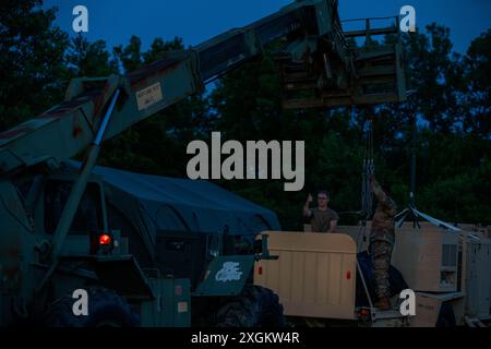 I soldati della Guardia Nazionale dell'Arkansas assegnati alla 77th Theater Aviation Brigade abbattono le tende e le caricano come conclude Warfighter 24-4. Warfighter 24-4 è un'esercitazione multi-stato condotta dalla Guardia Nazionale dell'Esercito per testare e addestrarsi per la preparazione alla battaglia. Durante l'esercitazione, eseguirono più missioni e risposero alle forze nemiche simulate a Camp Atterbury, Indiana, il 15 giugno 2024. (Foto della Guardia Nazionale dell'Esercito degli Stati Uniti del sergente Jake Bailey) Foto Stock