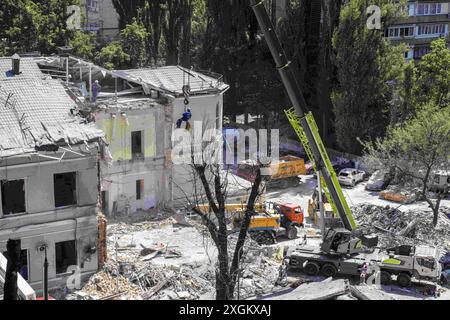 Kiev, Kiev, Ucraina. 9 luglio 2024. I lavoratori che eliminano i detriti all'ospedale infantile Ohmatdyt distrutto a Kiev dopo l'attacco missilistico russo. (Credit Image: © Andreas Stroh/ZUMA Press Wire) SOLO PER USO EDITORIALE! Non per USO commerciale! Foto Stock