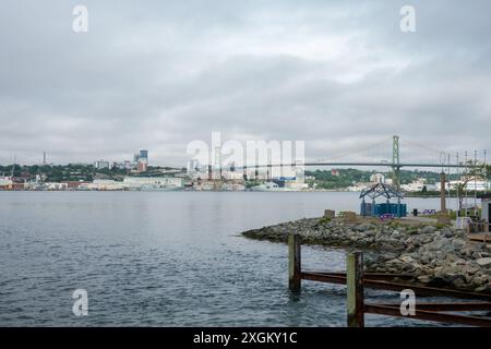 Halifax, NS, Canada - 23 giugno 2024: Halifax Waterfront con Macdonald Bridge nel Nuvoloso giorno con Copy-Space Foto Stock