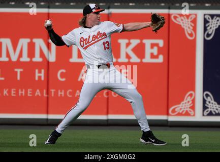 Baltimora, Stati Uniti. 9 luglio 2024. BALTIMORE, MD - 09 LUGLIO: L'esterno dei Baltimore Orioles Heston Kjerstad (13) lancia in prima posizione durante una partita della MLB tra i Baltimore Orioles e i Chicago Cubs, il 9 luglio 2024, all'Orioles Park a Camden Yards, a Baltimora, Maryland. (Foto di Tony Quinn/SipaUSA) credito: SIPA USA/Alamy Live News Foto Stock