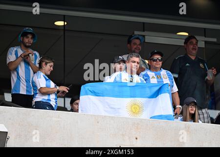 East Rutherford, Stati Uniti. 16 novembre 2022. EAST RUTHERFORD, STATI UNITI - 10 LUGLIO: Tifosi e tifosi argentini durante la partita CONMEBOL Copa America USA 2024 tra Canada e Argentina al MetLife Stadium il 10 luglio 2024 a East Rutherford, Stati Uniti. (Foto di Pablo Morano/Agenzia BSR) credito: Agenzia BSR/Alamy Live News Foto Stock