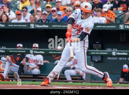 Baltimora, Stati Uniti. 9 luglio 2024. BALTIMORE, MD - 09 LUGLIO: L'interbase dei Baltimore Orioles Gunnar Henderson (2) entra in contatto durante una partita della MLB tra i Baltimore Orioles e i Chicago Cubs, il 9 luglio 2024, all'Orioles Park a Camden Yards, a Baltimora, Maryland. (Foto di Tony Quinn/SipaUSA) credito: SIPA USA/Alamy Live News Foto Stock