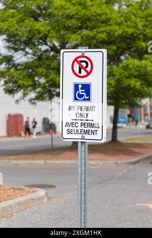 Kanata, Canada - 2 giugno 2024: Parcheggio con permesso solo per persone con disabilità. Parcheggio riservato per disabili vicino al supermercato. Foto Stock