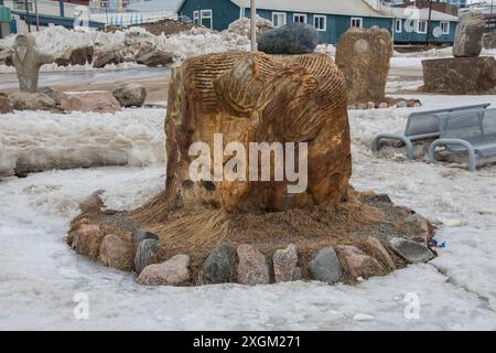 Scultura in pietra di pesci che nuotano nel parco di sculture Inuit presso i Four Corners a Iqaluit, Nunavut, Canada Foto Stock