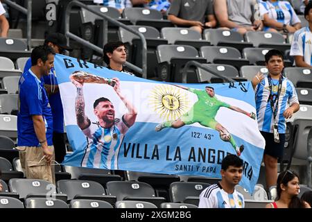 East Rutherford, Stati Uniti. 16 novembre 2022. EAST RUTHERFORD, STATI UNITI - 10 LUGLIO: Tifosi e tifosi argentini durante la partita CONMEBOL Copa America USA 2024 tra Canada e Argentina al MetLife Stadium il 10 luglio 2024 a East Rutherford, Stati Uniti. (Foto di Pablo Morano/Agenzia BSR) credito: Agenzia BSR/Alamy Live News Foto Stock