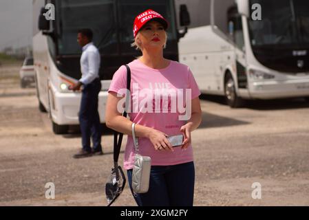 Doral, Stati Uniti. 9 luglio 2024. I sostenitori si riuniscono in vista di una manifestazione per il candidato presidenziale Donald Trump a Doral, Florida, il 9 luglio 2024. Trump dovrebbe suggerire, o annunciare, un compagno in corsa alla manifestazione. (Foto di Geoffrey Clowes/Sipa USA) credito: SIPA USA/Alamy Live News Foto Stock