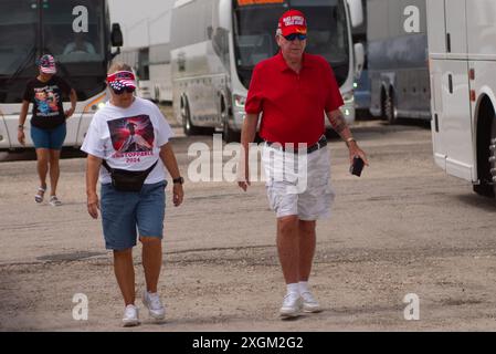 Doral, Stati Uniti. 9 luglio 2024. I sostenitori si riuniscono in vista di una manifestazione per il candidato presidenziale Donald Trump a Doral, Florida, il 9 luglio 2024. Trump dovrebbe suggerire, o annunciare, un compagno in corsa alla manifestazione. (Foto di Geoffrey Clowes/Sipa USA) credito: SIPA USA/Alamy Live News Foto Stock