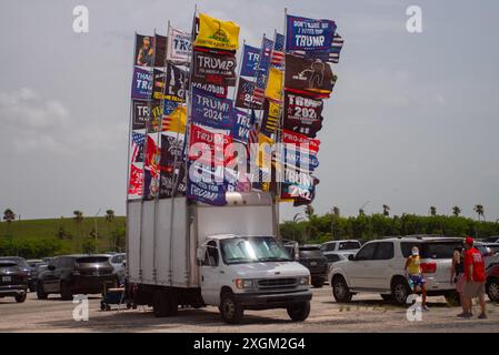 Doral, Stati Uniti. 9 luglio 2024. I sostenitori si riuniscono in vista di una manifestazione per il candidato presidenziale Donald Trump a Doral, Florida, il 9 luglio 2024. Trump dovrebbe suggerire, o annunciare, un compagno in corsa alla manifestazione. (Foto di Geoffrey Clowes/Sipa USA) credito: SIPA USA/Alamy Live News Foto Stock