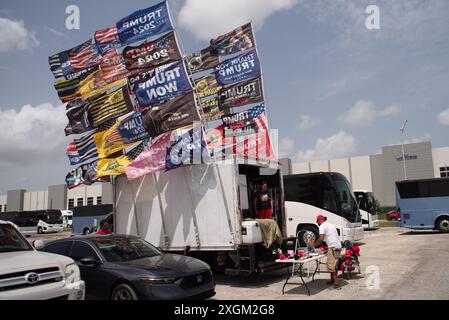 Doral, Stati Uniti. 9 luglio 2024. I sostenitori si riuniscono in vista di una manifestazione per il candidato presidenziale Donald Trump a Doral, Florida, il 9 luglio 2024. Trump dovrebbe suggerire, o annunciare, un compagno in corsa alla manifestazione. (Foto di Geoffrey Clowes/Sipa USA) credito: SIPA USA/Alamy Live News Foto Stock