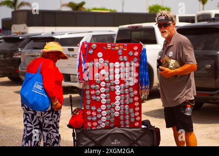 Doral, Stati Uniti. 9 luglio 2024. I sostenitori si riuniscono in vista di una manifestazione per il candidato presidenziale Donald Trump a Doral, Florida, il 9 luglio 2024. Trump dovrebbe suggerire, o annunciare, un compagno in corsa alla manifestazione. (Foto di Geoffrey Clowes/Sipa USA) credito: SIPA USA/Alamy Live News Foto Stock