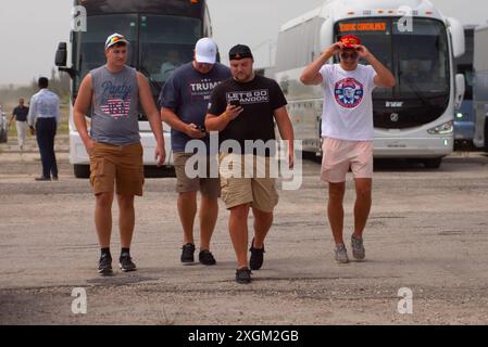 Doral, Stati Uniti. 9 luglio 2024. I sostenitori si riuniscono in vista di una manifestazione per il candidato presidenziale Donald Trump a Doral, Florida, il 9 luglio 2024. Trump dovrebbe suggerire, o annunciare, un compagno in corsa alla manifestazione. (Foto di Geoffrey Clowes/Sipa USA) credito: SIPA USA/Alamy Live News Foto Stock