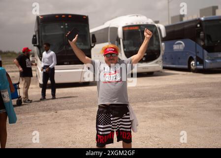 Doral, Stati Uniti. 9 luglio 2024. I sostenitori si riuniscono in vista di una manifestazione per il candidato presidenziale Donald Trump a Doral, Florida, il 9 luglio 2024. Trump dovrebbe suggerire, o annunciare, un compagno in corsa alla manifestazione. (Foto di Geoffrey Clowes/Sipa USA) credito: SIPA USA/Alamy Live News Foto Stock