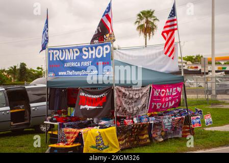 Doral, Stati Uniti. 9 luglio 2024. I sostenitori si riuniscono in vista di una manifestazione per il candidato presidenziale Donald Trump a Doral, Florida, il 9 luglio 2024. Trump dovrebbe suggerire, o annunciare, un compagno in corsa alla manifestazione. (Foto di Geoffrey Clowes/Sipa USA) credito: SIPA USA/Alamy Live News Foto Stock