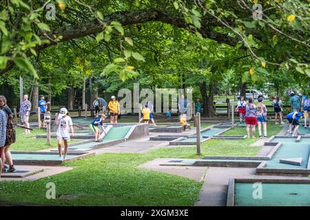 Grande riunione di gruppo di famiglie che gioca a minigolf il 4 luglio, giorno dell'indipendenza, al Vogel State Park di Blairsville, Georgia. (USA) Foto Stock