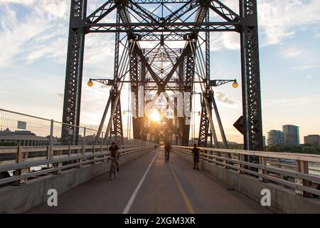 Ottawa, Canada - 4 giugno 2024: Ponte Alexandra da Ottawa, Ontario, a Gatineau, città del Quebec durante il tramonto Foto Stock